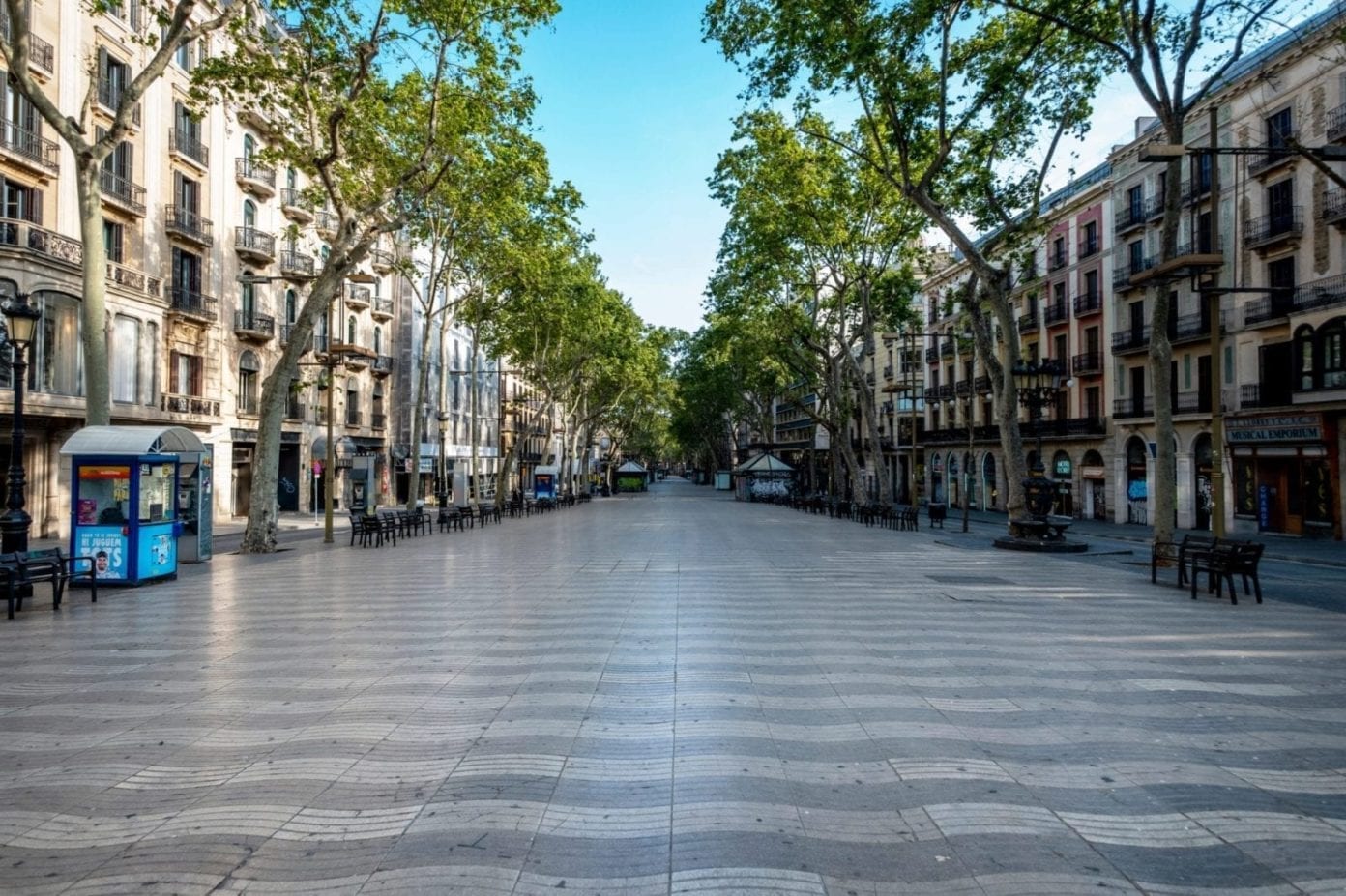 Las calles comerciales de Barcelona, aún lejos de su afluencia