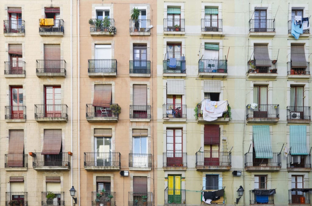 Vivienda cataluna barcelona balcones fuente shutterstock