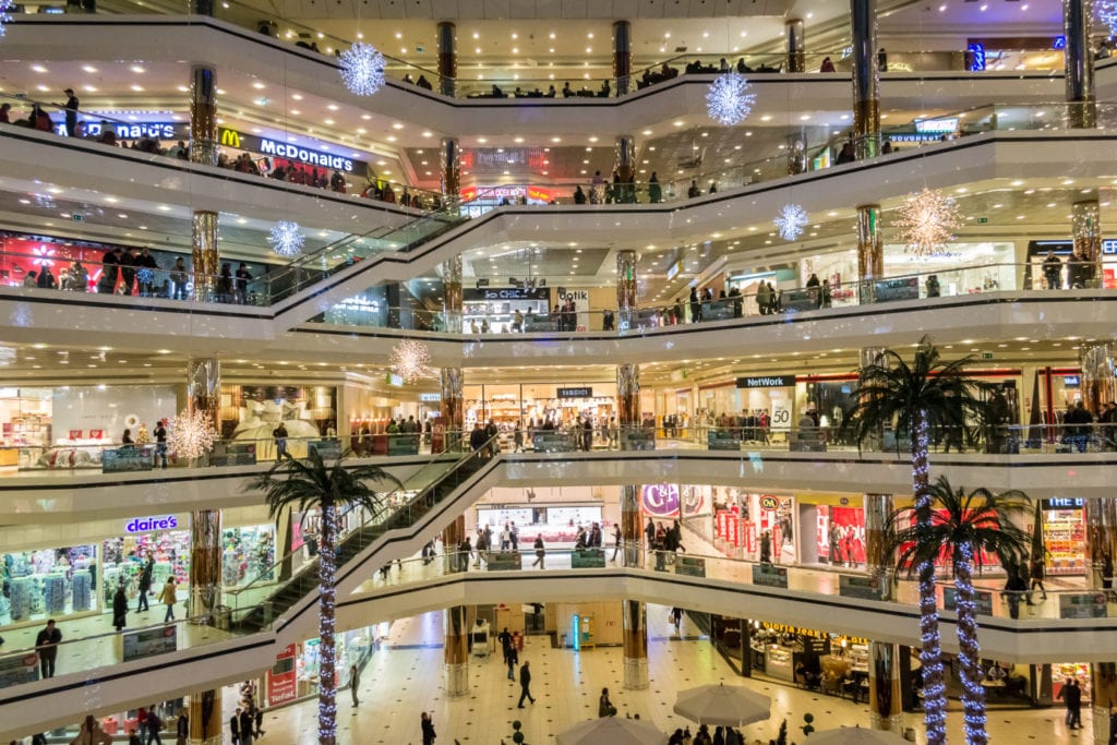 La afluencia de visitantes a los centros comerciales sube un 2,6% en julio