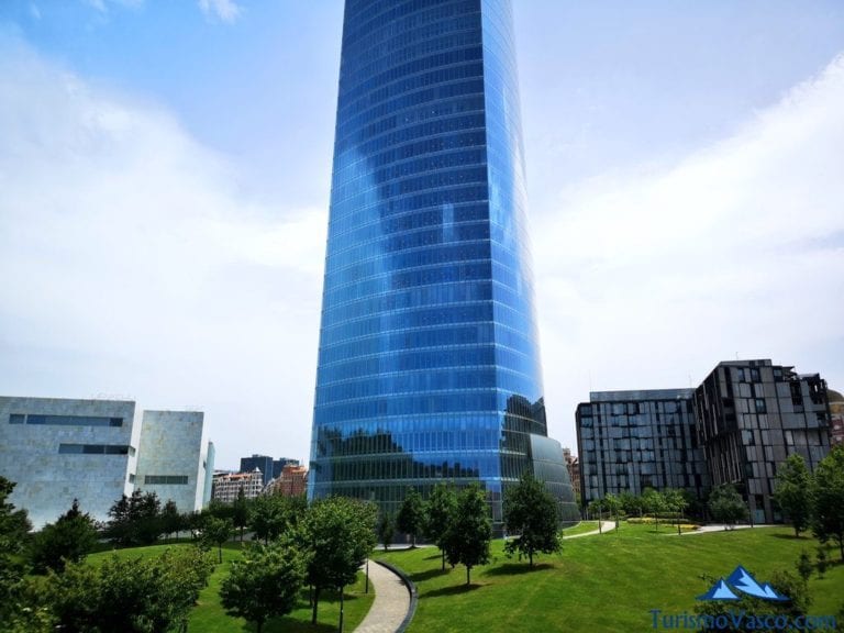 Kutxabank pone en venta su participación de la Torre Iberdrola de Bilbao