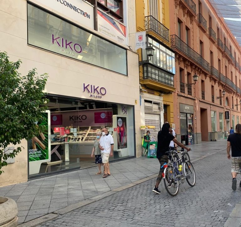 Un family office compra por 4 millones un local comercial en Sevilla