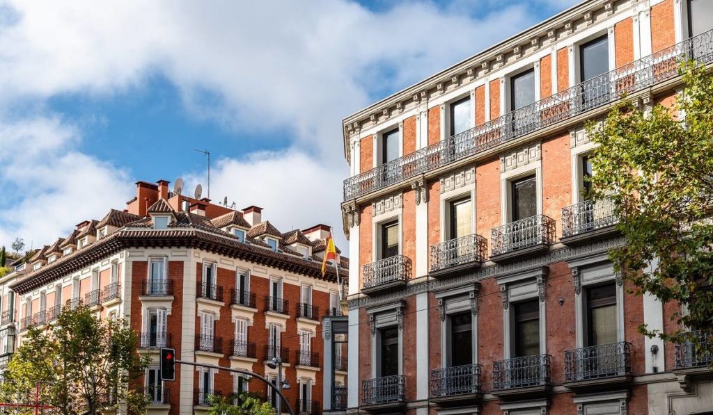 Unidas Podemos trabaja en una ley que prohíba a los extranjeros no residentes invertir en vivienda en Madrid