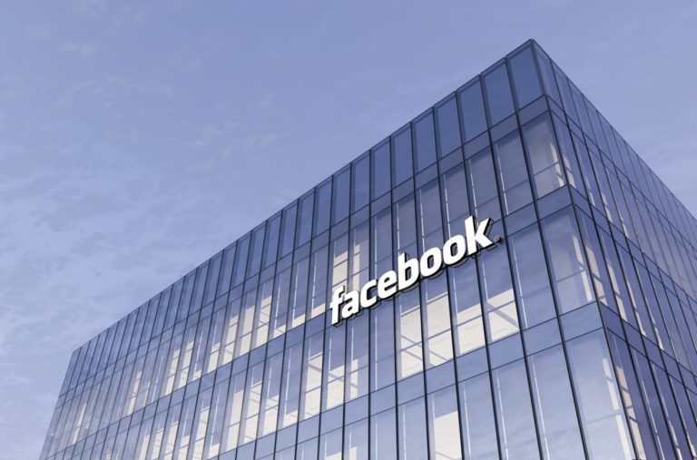 Facebook invertirá 1.000 millones en promover un data center en España