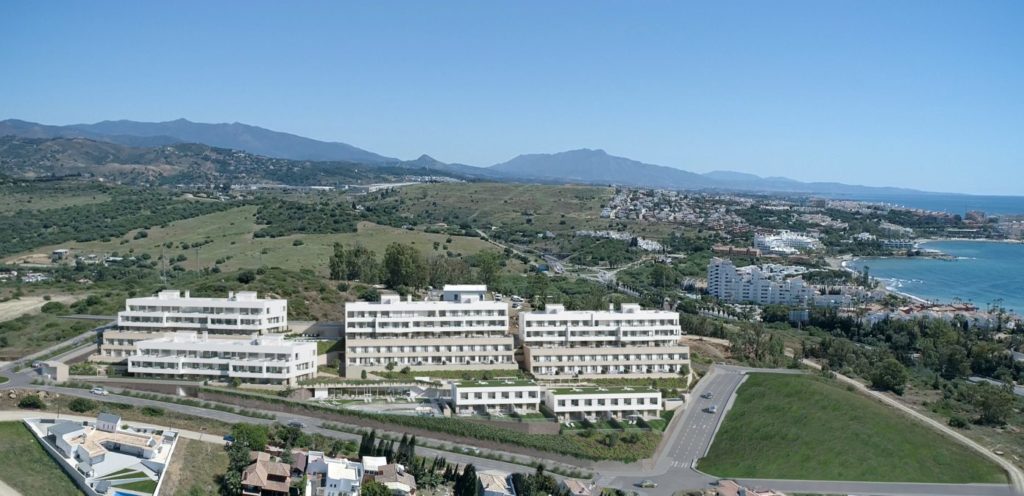 Vista aérea de la promoción Azure de AEDAS Homes en Zenity, el nuevo barrio de Gaspara en Estepona.