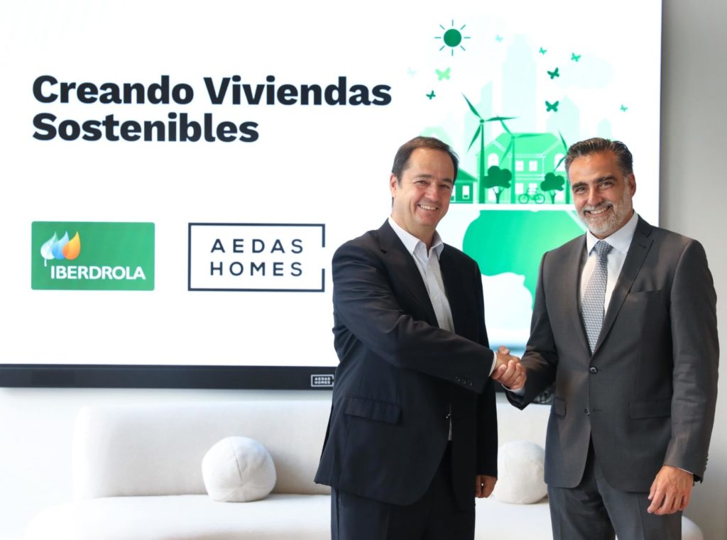 Antonio Armengot i Delegado Comercial de Iberdrola en Madrid y Luis Garcia Malo de Molina d Director de Operaciones de AEDAS Homes en la firma del acuerdo.
