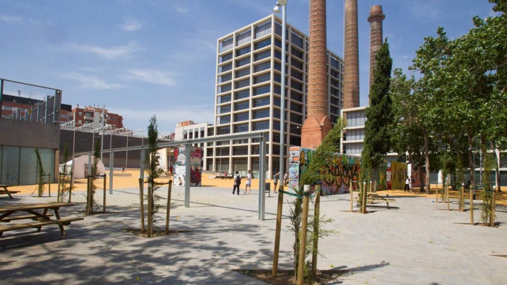 Barcelona y Conren Tramway transformarán las Tres Chimeneas en oficinas para desbloquear su futuro urbanístico