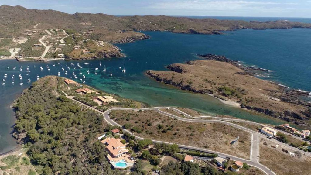 Diglo vende dos suelos en Cadaqués y Luesia por 2 millones