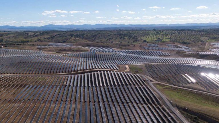 La gestora alemana DWS compra tres plantas fotovoltaicas de X-ELIO en Badajoz