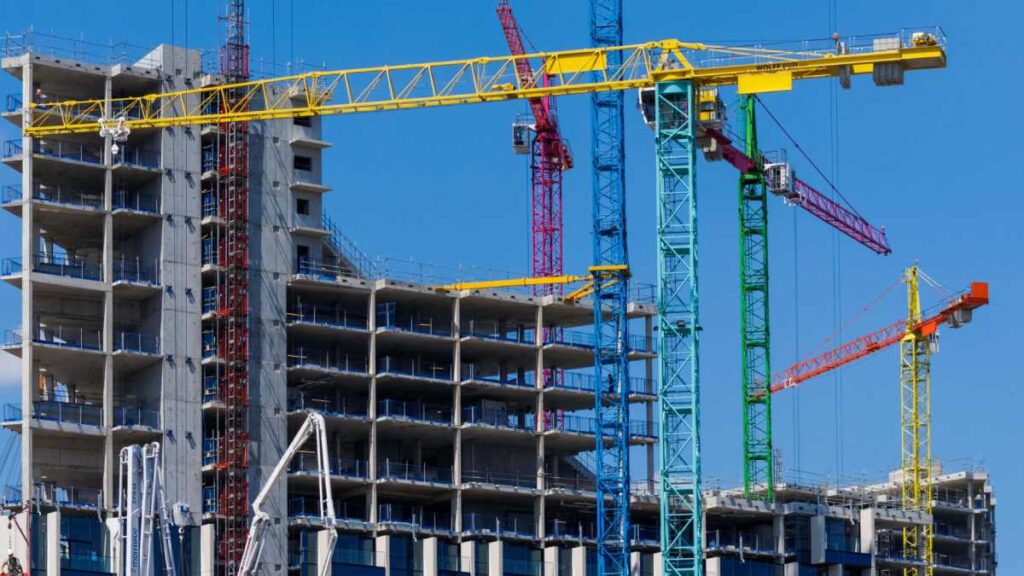 La producción de la construcción cae un 4,3% interanual en marzo y encadena tres meses de descenso