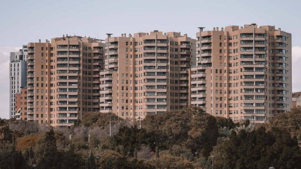 Las compraventas de viviendas bajan en junio y los precios suben un 8,8%