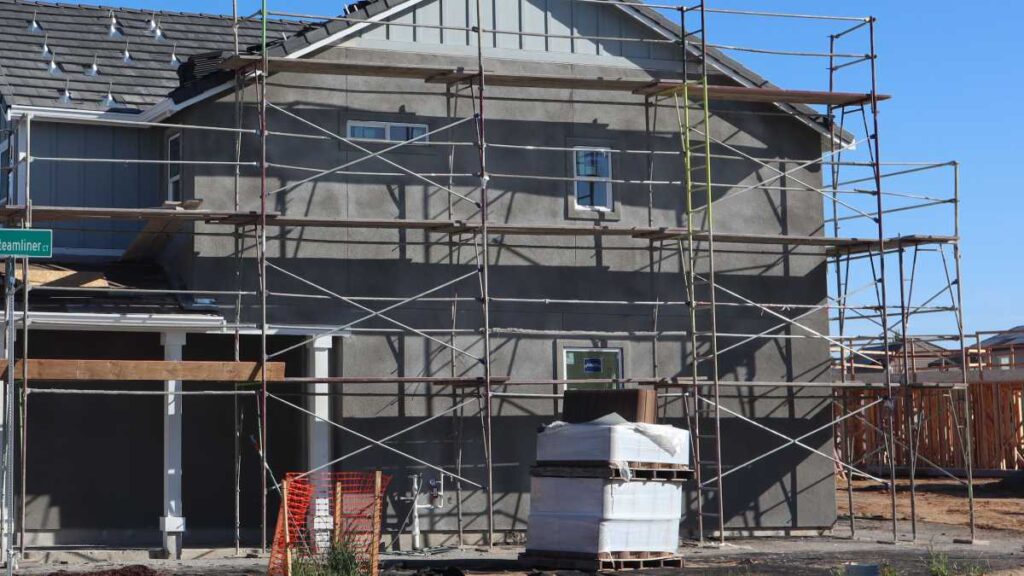 La falta de vivienda empuja a buscar alternativas: 4 de cada 10 se plantean construir su propia casa