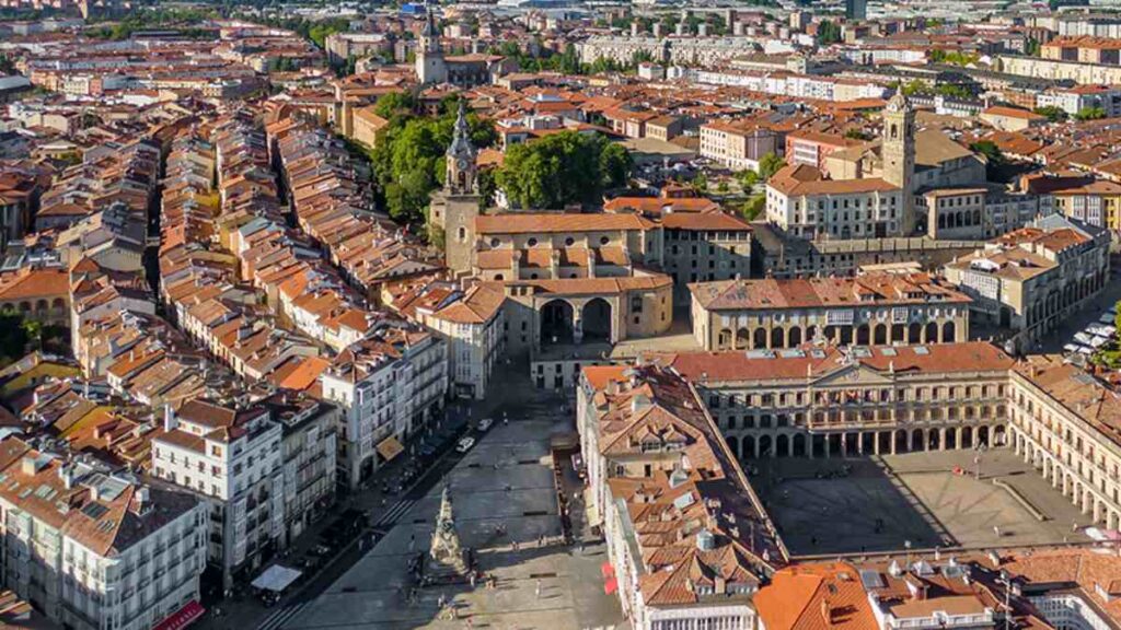 Vitoria da el primer paso para regular la conversión de locales en viviendas en planta baja