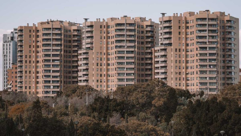 La compraventa de viviendas cae en julio un 11,1% interanual y el precio sube un 7,7%