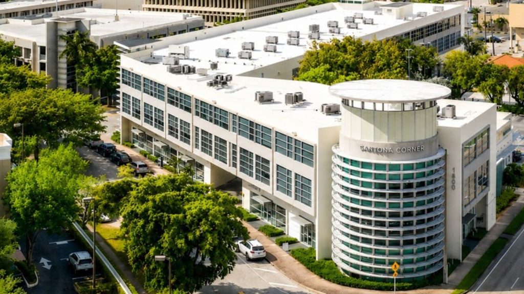 Nuevas operaciones de Azora en EEUU: vende Continental Plaza por 62,3 M de dólares y compra Santona Corner por 22 M de dólares