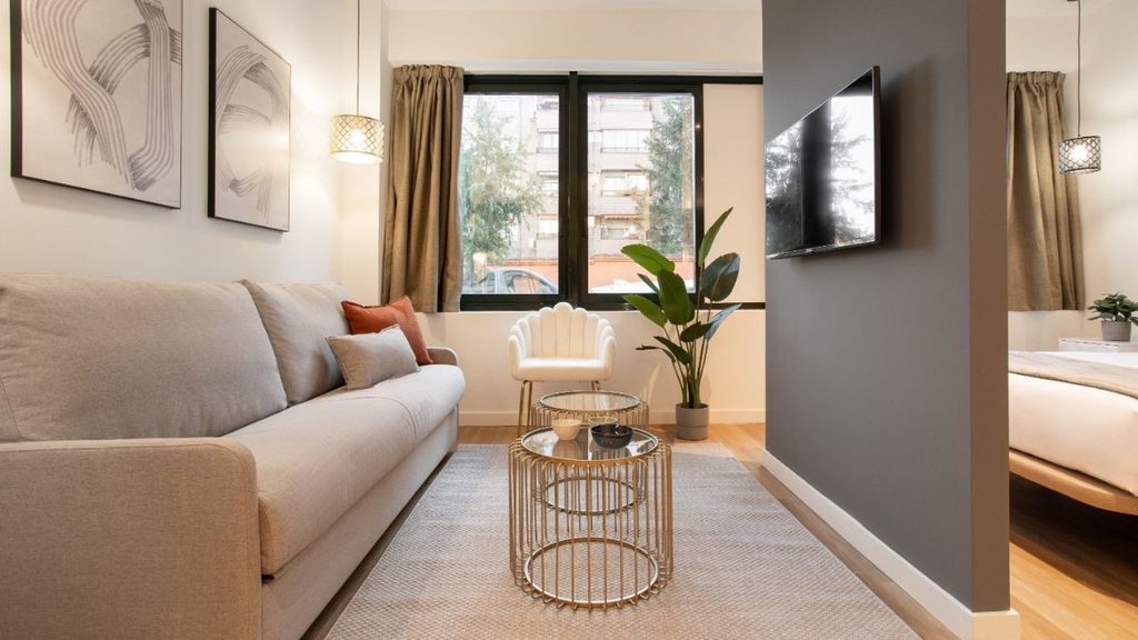Interior del edificio reconvertido en apartamentos turísticos por Silex, en el barrio de Adelfas